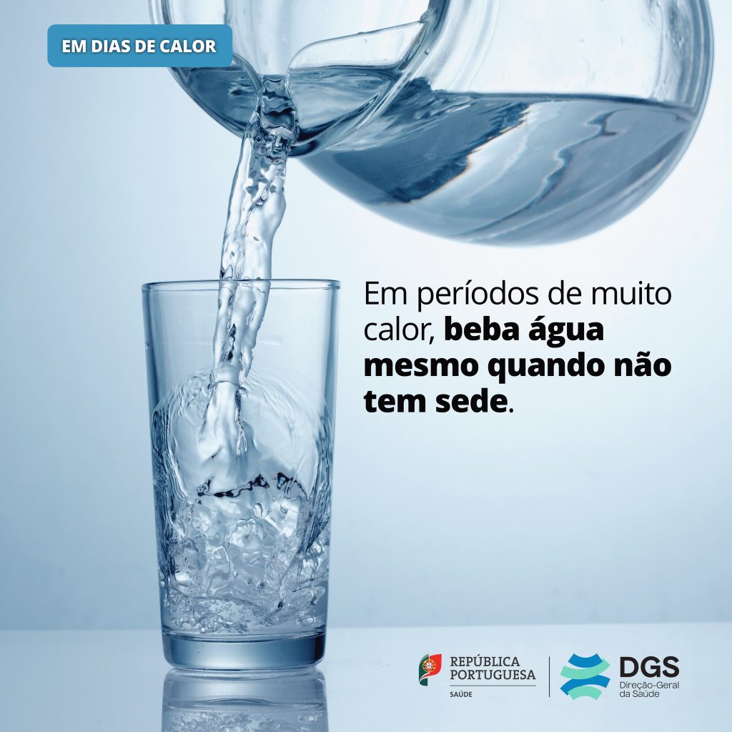 Beber água mesmo quando não tem sede.